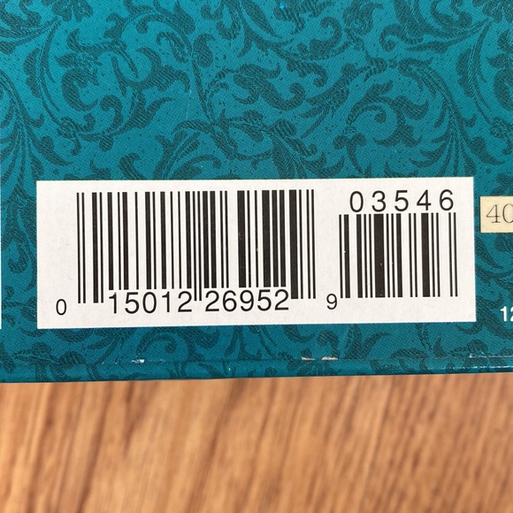 1994 Victorian Elegance Barbie - Picture 8 of 8